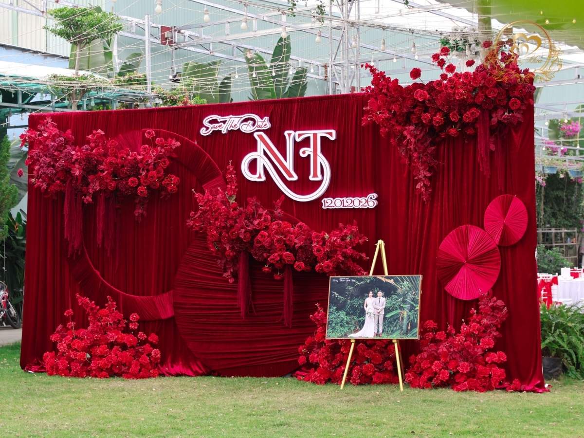Backdrop chụp hình cưới tone đỏ nhung Luxury & Monogram N&T.