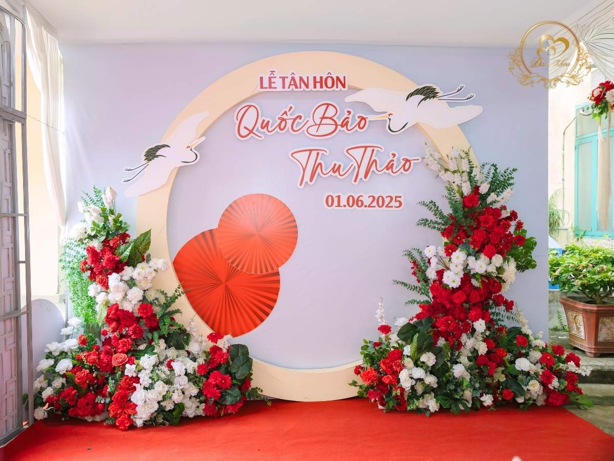 Mẫu backdrop phông chụp hình cưới tone đỏ 06