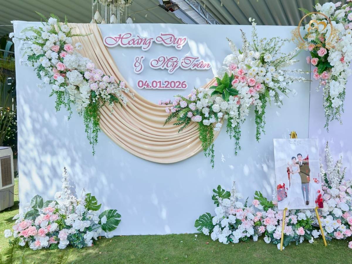 Phông chụp hình Lễ Tân Hôn tone trắng kem & rèm võng lụa