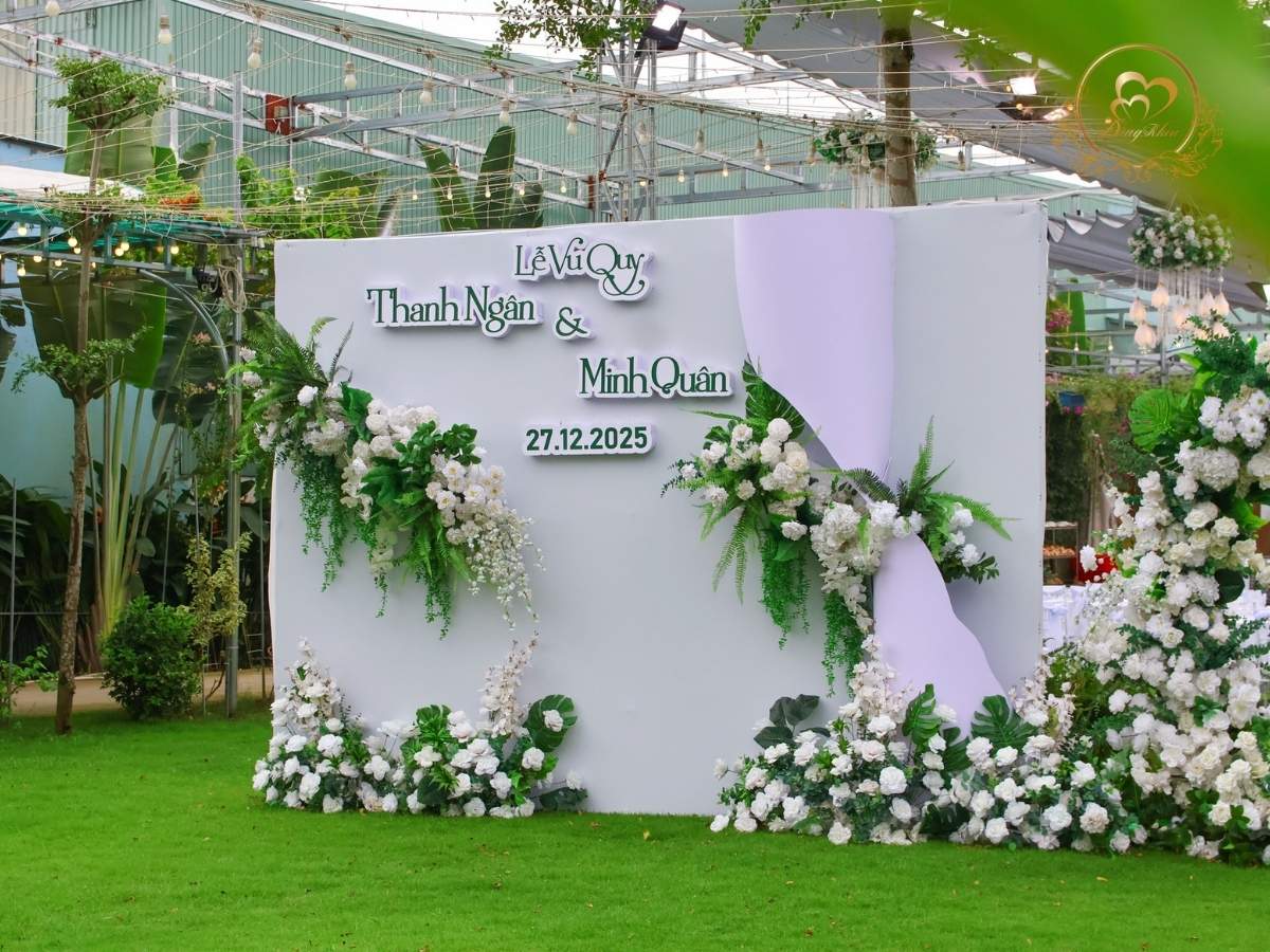 Phông chụp hình cưới ngoài trời tone trắng xanh lá.