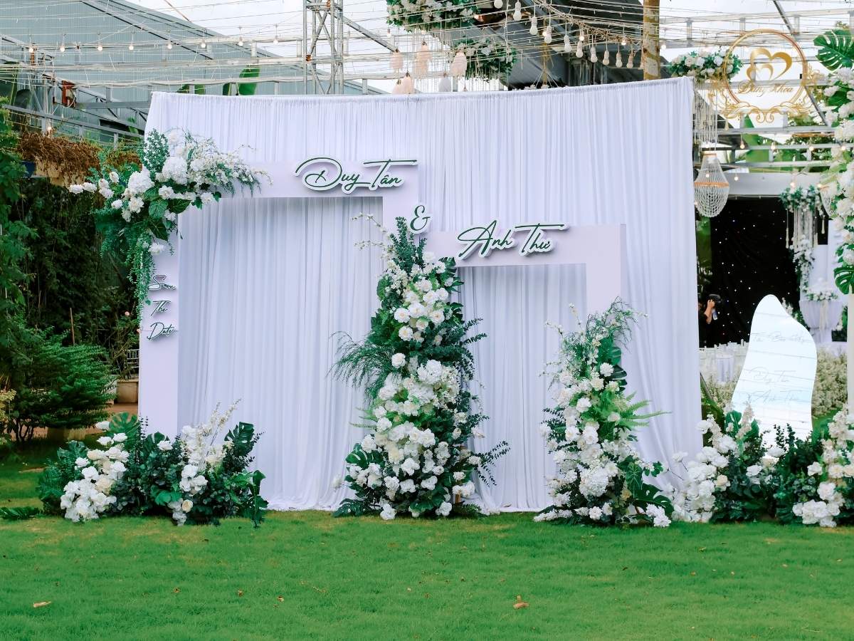 Mẫu backdrop phông chụp hình cưới tone trắng xanh lá 02