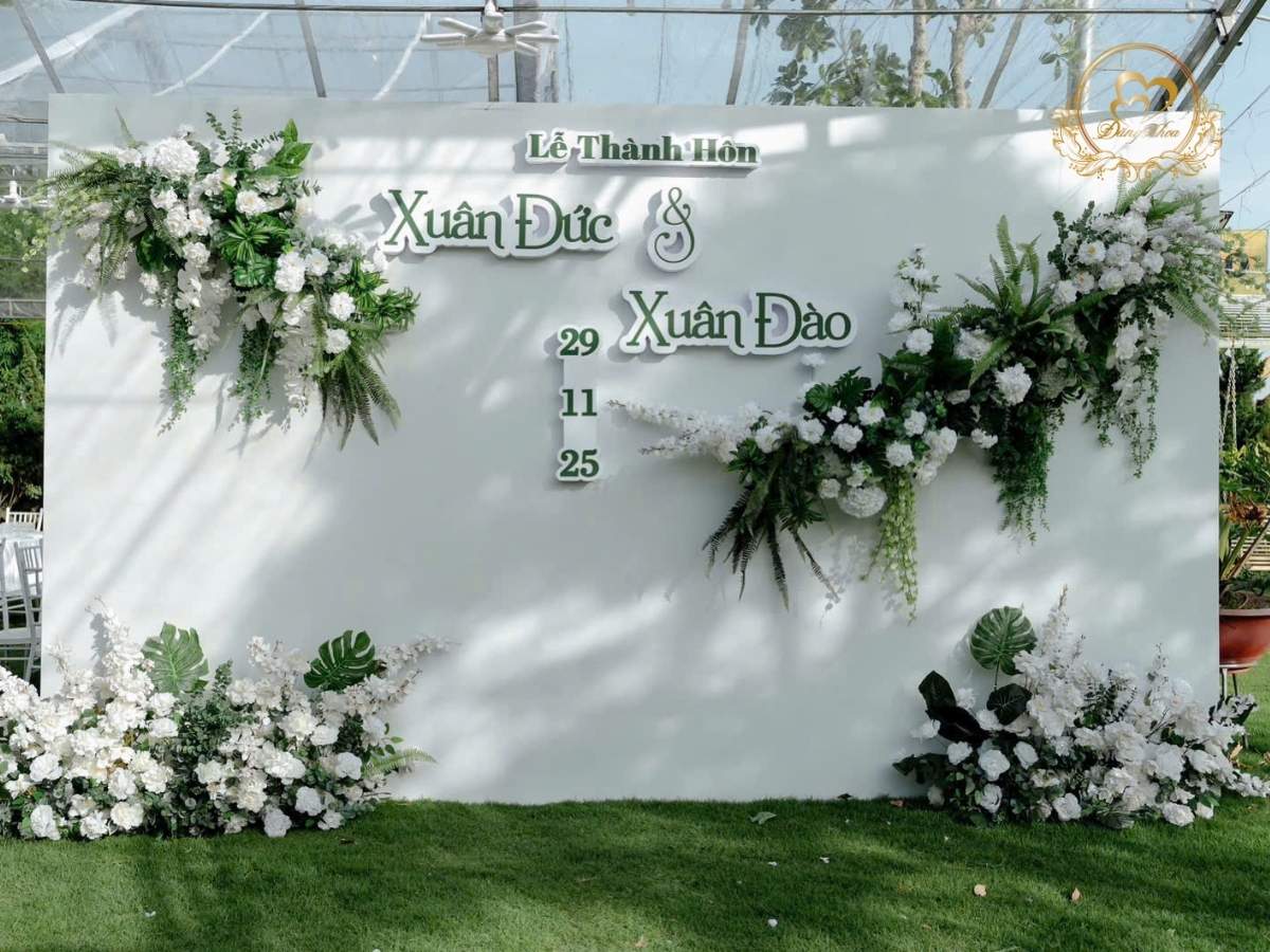 Backdrop chụp hình cưới tone trắng xanh hiện đại