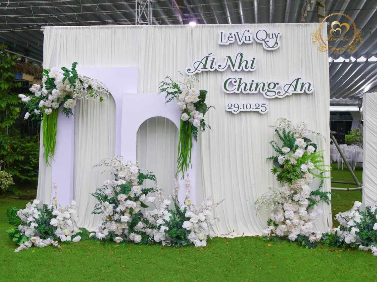 Backdrop chụp hình cưới Lễ Vu Quy tone trắng rèm lụa & cổng vòm 3D.