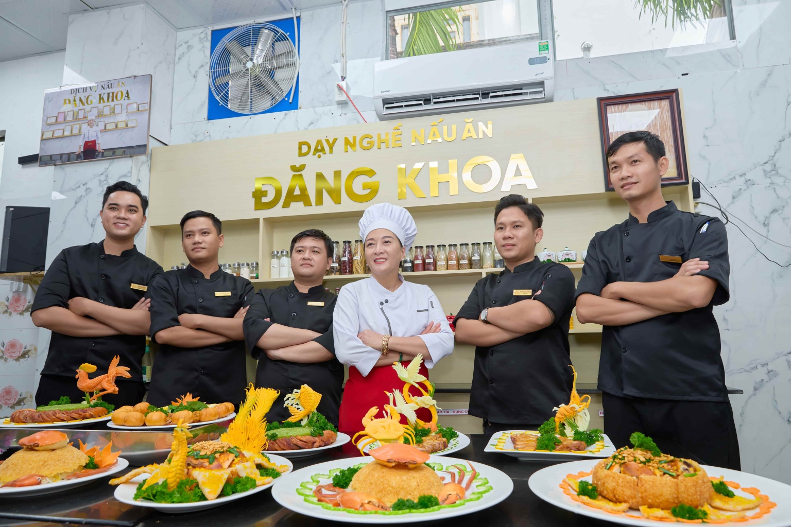 Hình ảnh đội ngũ giảng viên và đầu bếp Đăng Khoa đầy tự tin và chuyên nghiệp