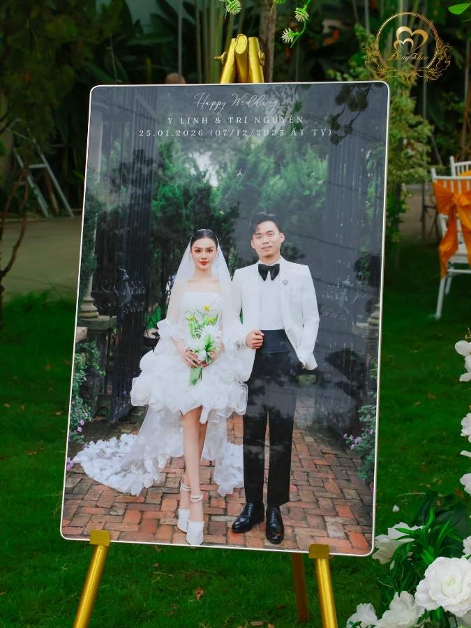 Cổng chào ảnh cưới để cổng khổ lớn Cô Dâu váy ngắn & Chú Rể Vest trắng.