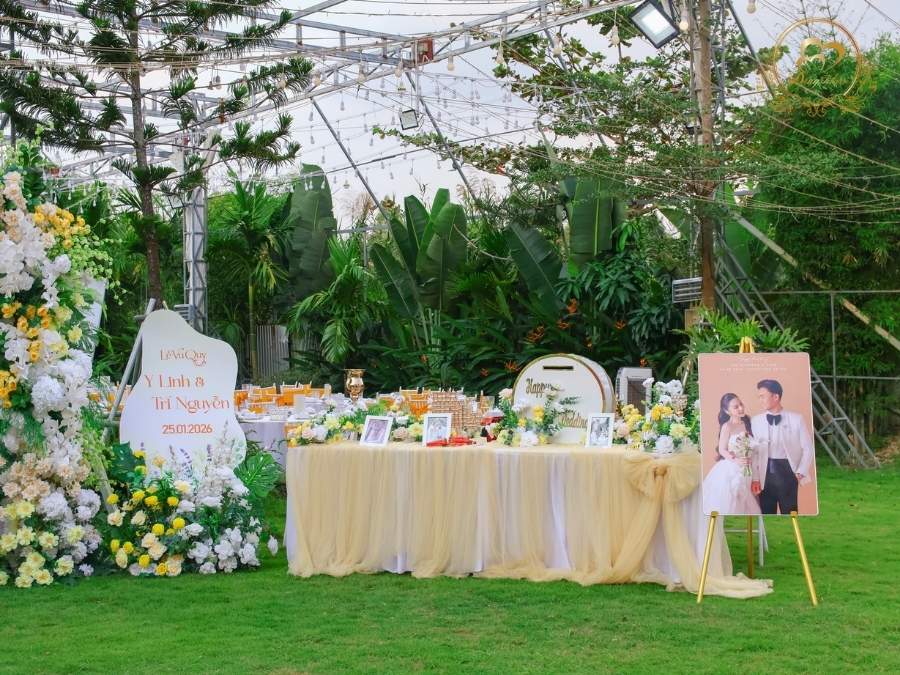 Trang trí bàn Gallery tiệc cưới ngoài trời: thùng tiền lục giác khung ảnh kỷ niệm.