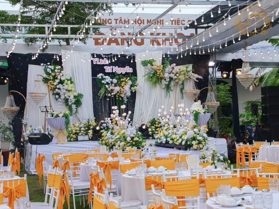 Tổng quan tiệc cưới mái che di động thoáng đãng với hệ thống ghế Tiffany nơ vàng