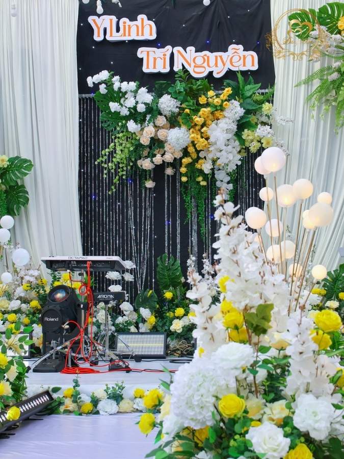 Chi tiết trang trí phồng nền sân khấu: Tên dâu rể Y Linh & Trí Nguyễn đèn thả trần.