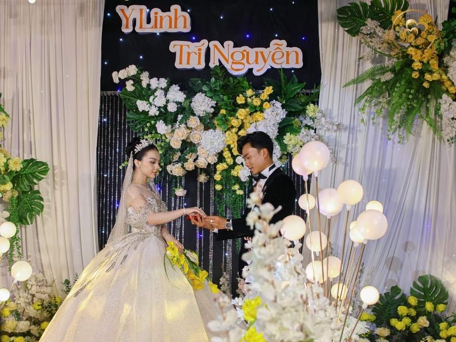 Nghi thức trao nhẫn cưới thiêng liêng của Y Linh & Trí Nguyễn.
