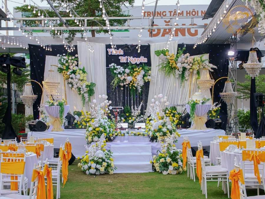 Sân khấu tiệc cưới ngoài trời hoành tráng màn sao, đèn chùm pha lê hoa tone vàng