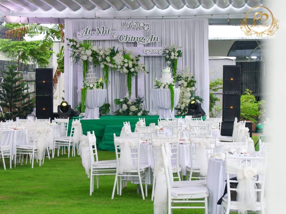 Toàn cảnh sân khấu tiệc cưới với thiết kế phông nền trắng nhiều lớp.