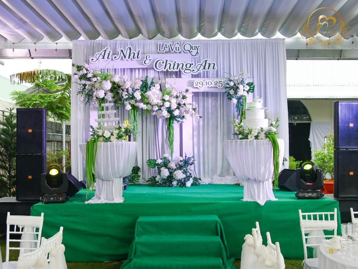 Toàn cảnh sân khấu Lễ Vu Quy tone trắng xanh hiện đại.