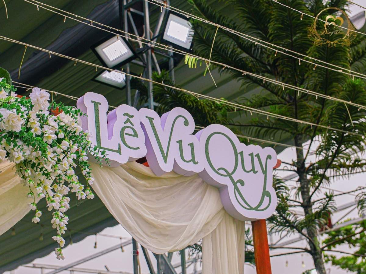 Lễ Vu Quy trên khung gỗ kết lụa trắng hoa tươi phong cách rustic hiện đại.