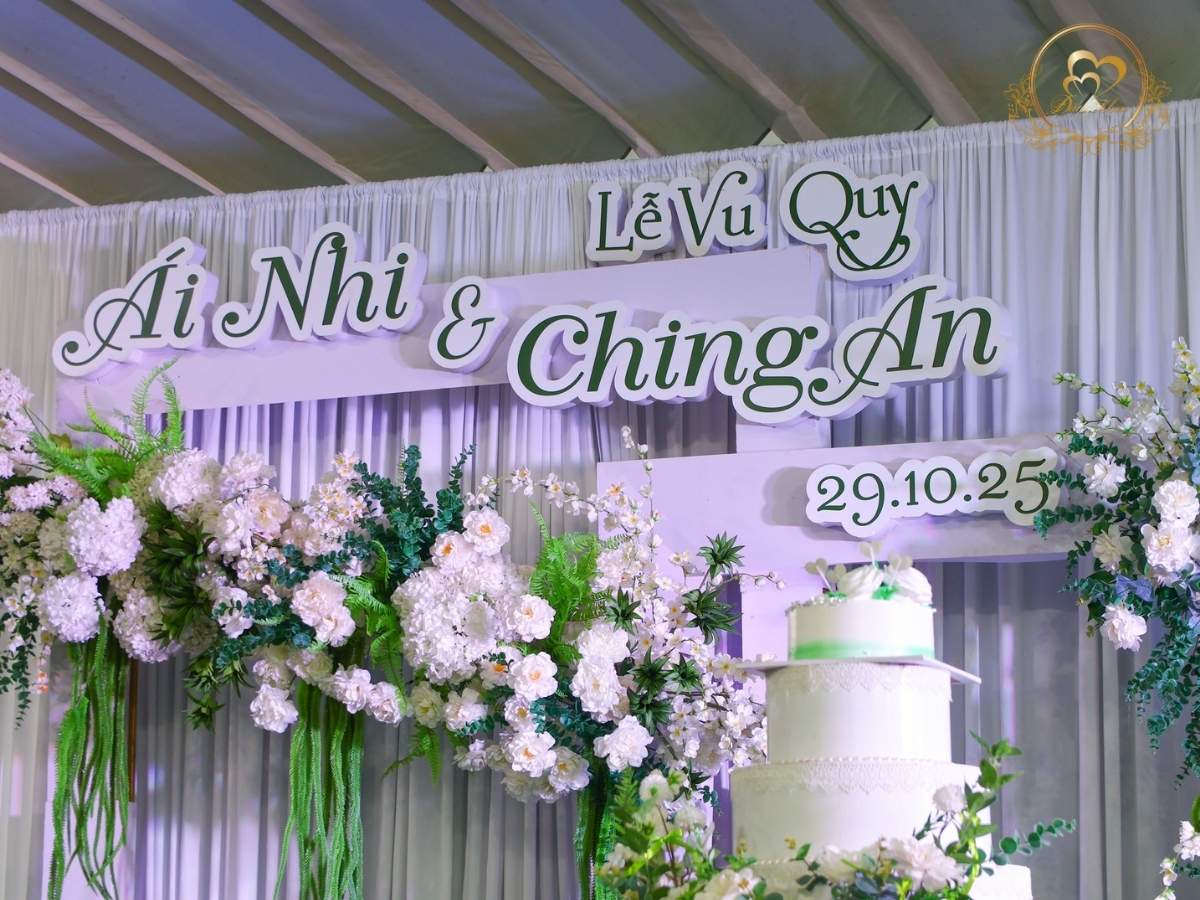 Cận cảnh backdrop sân khấu Lễ Vu Quy với tên Ái Nhi & Ching An nổi bật.