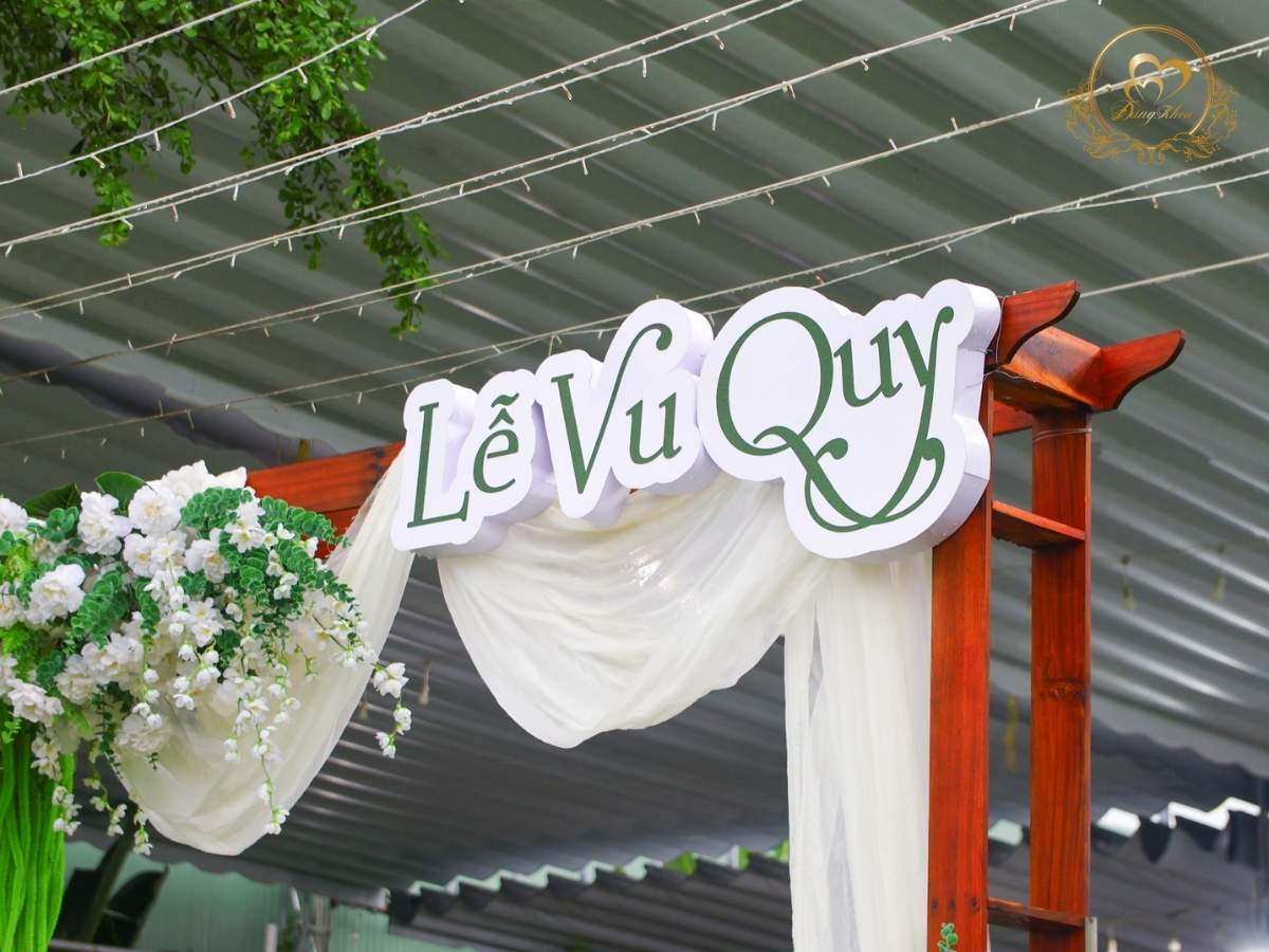 Lễ Vu Quy trên khung gỗ kết lụa trắng hoa tươi phong cách rustic hiện đại.