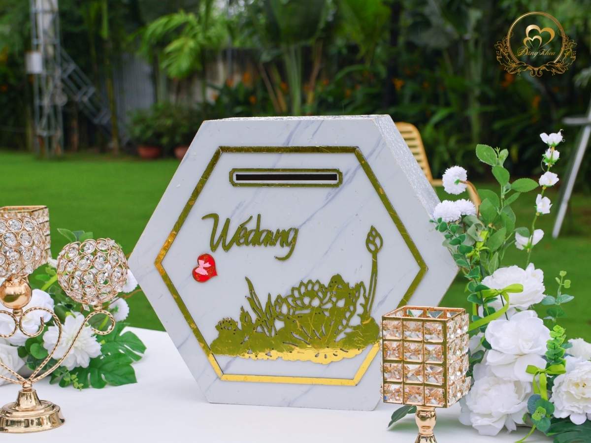 Thùng tiền mừng cưới lục giác họa tiết Sen vàng sang trọng.
