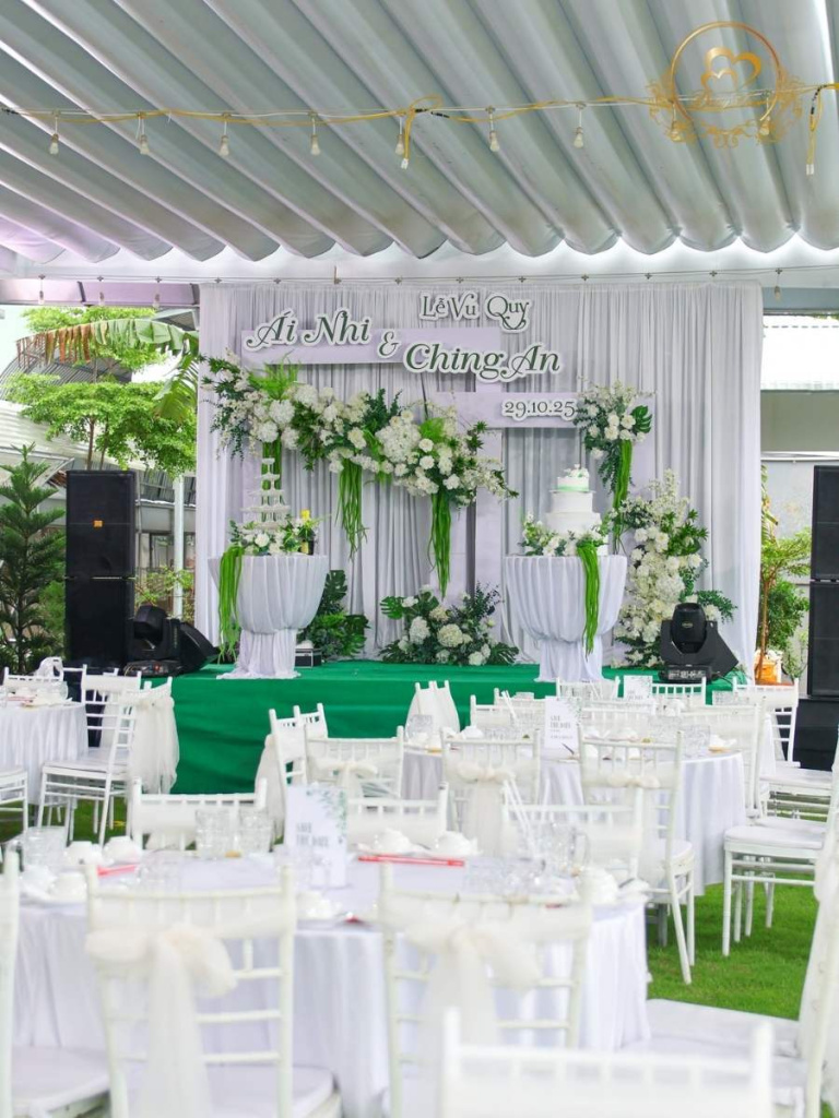 Không gian bên trong sân khấu và bộ bàn ghế Tiffany thắt nơ trắng hiện đại.