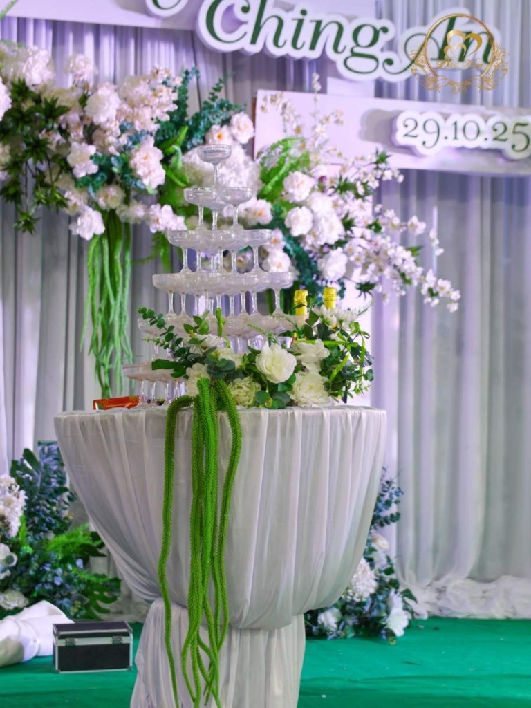 Tháp ly rượu champagne đám cưới trang trí hoa dền xanh rủ độc đáo.