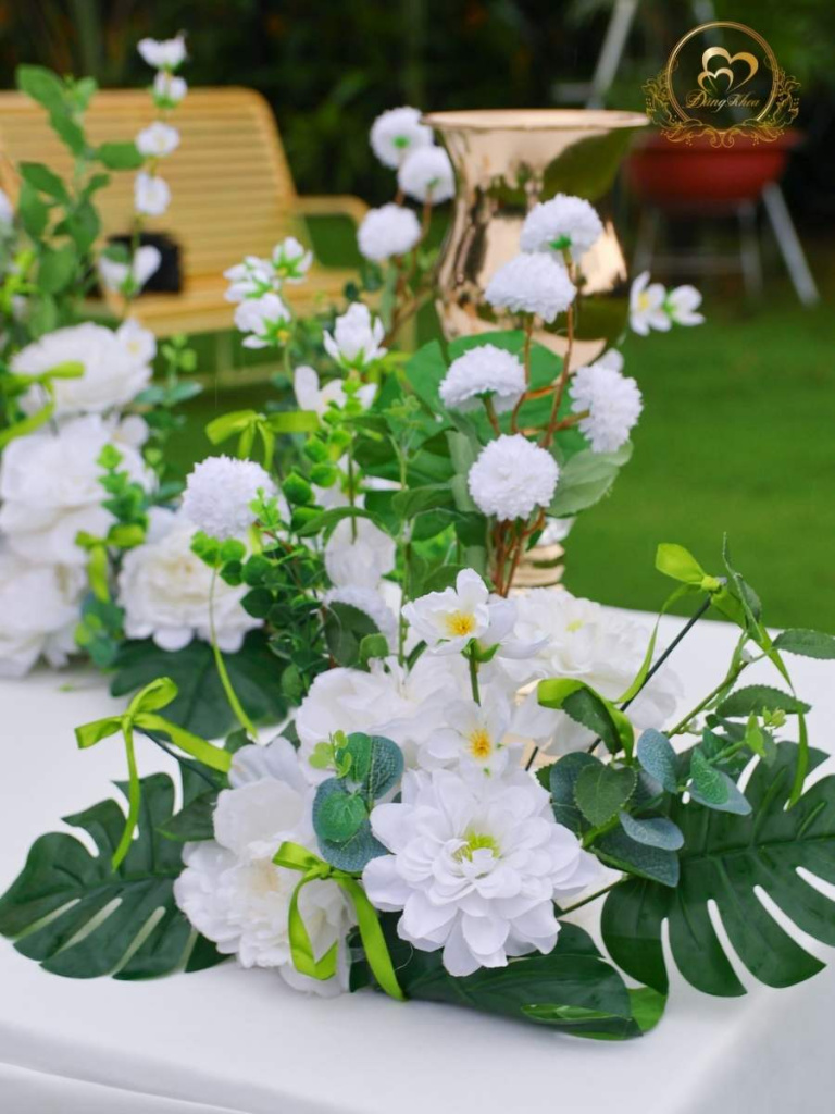 Hoa lụa cao cấp được trang trí trên bàn gallery.