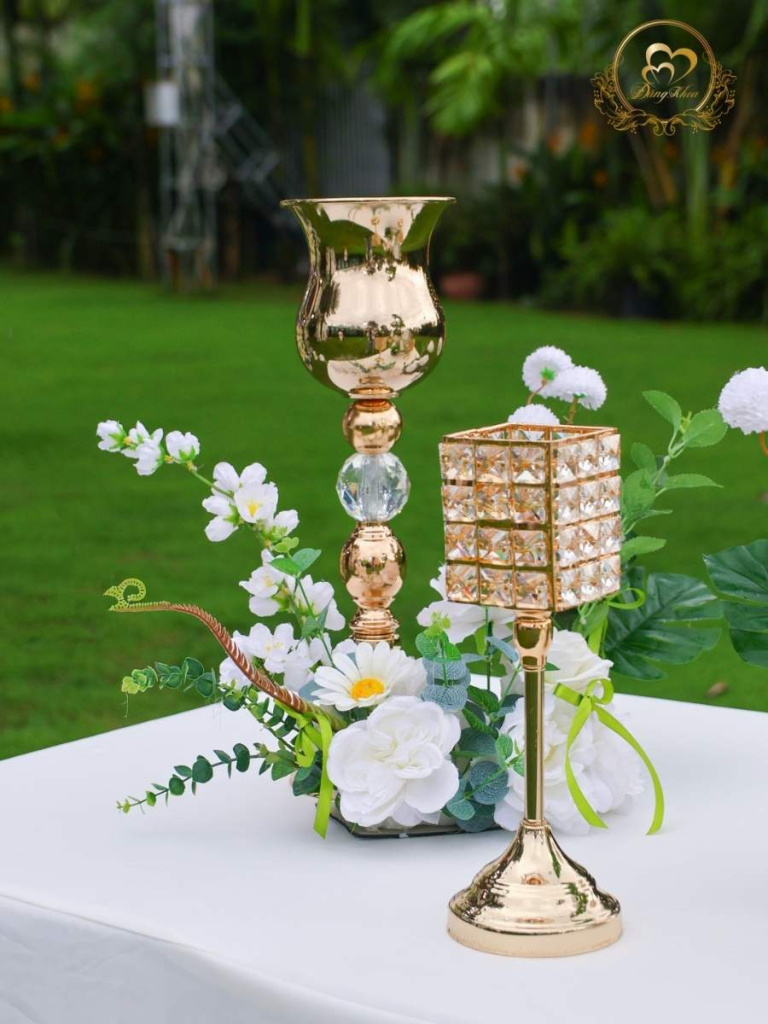 Phụ kiện chân nến pha lê và bình hoa vàng đồng trang trí bàn gallery tiệc cưới.