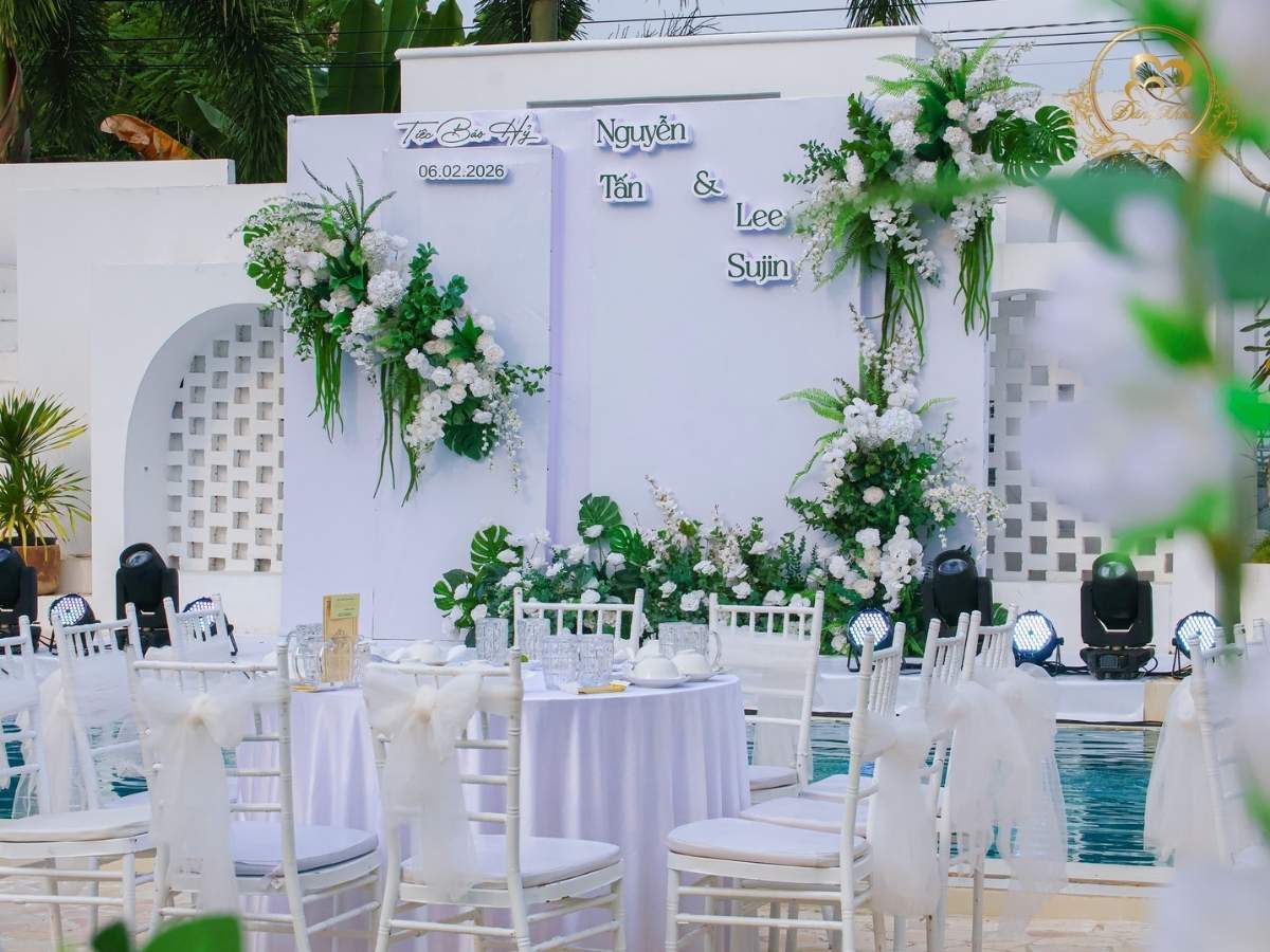 Không gian tiệc cưới Poolside lãng mạn & setup ánh sáng chuyên nghiệp.