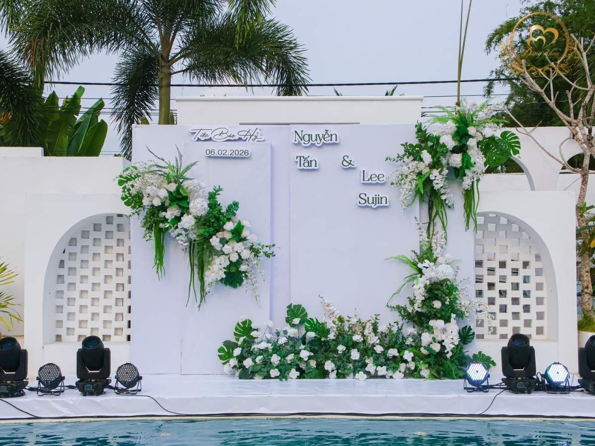 Backdrop sân khấu Tiệc Báo Hỷ thiết kế vách bông gió.