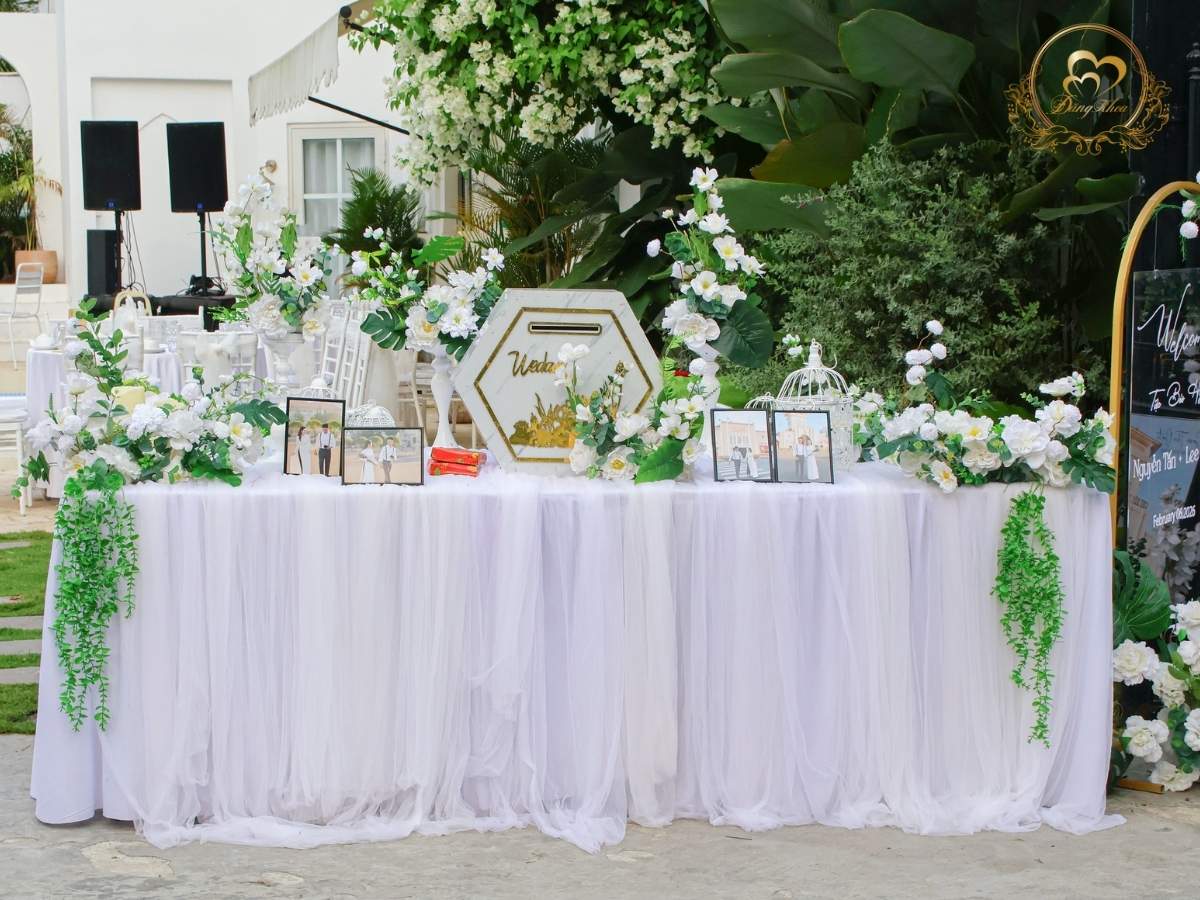 Trang trí bàn gallery tiệc cưới ngoài trời phong cách rustic trắng.