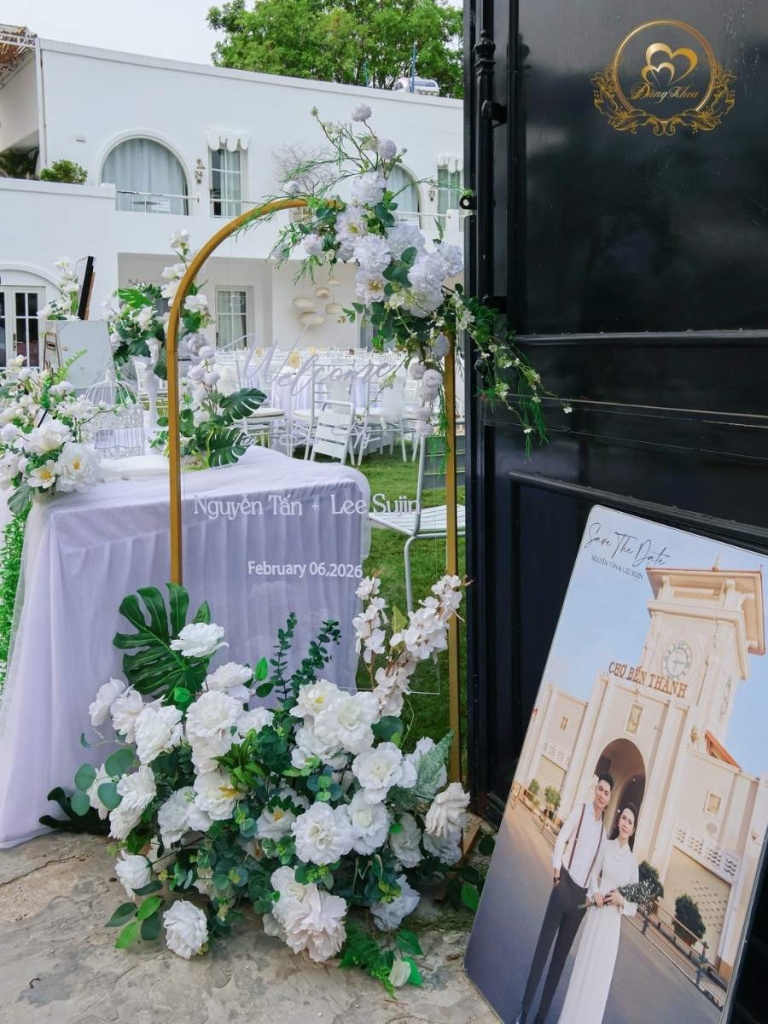 Ảnh cưới concept Sài Gòn xưa và hoa lụa cao cấp.