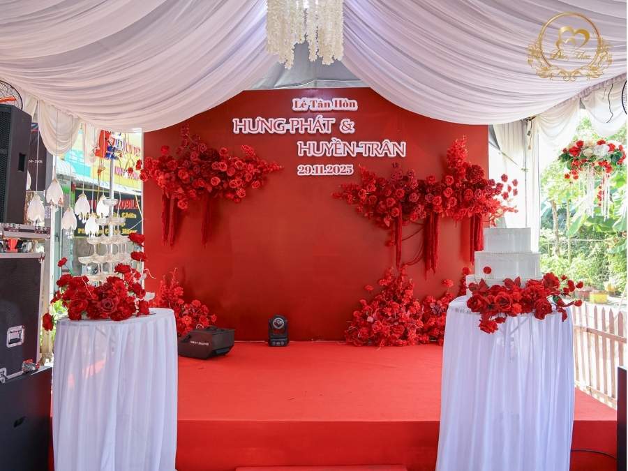 Toàn cảnh sân khấu Lễ Tân Hôn tone đỏ rực rỡ.
