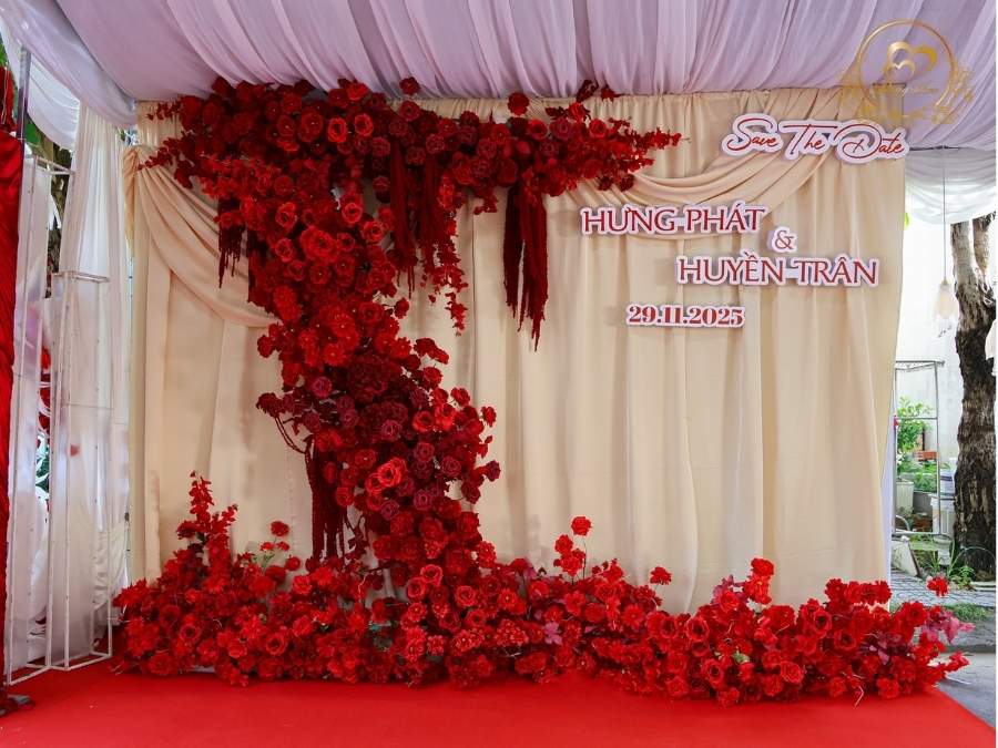 Backdrop chụp hình kết hoa hồng đỏ dạng rồng lượn nghệ thuật.