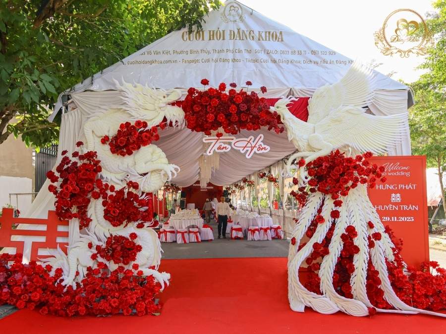 Cổng cưới Lễ Tân Hôn thiết kế Rồng Phụng hoành tráng tone đỏ kem.