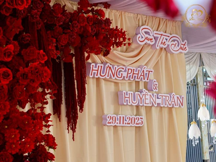 Bảng tên Lễ Tân Hôn Hưng Phát & Huyền Trần thiết kế chữ nổi 3D tone đỏ.