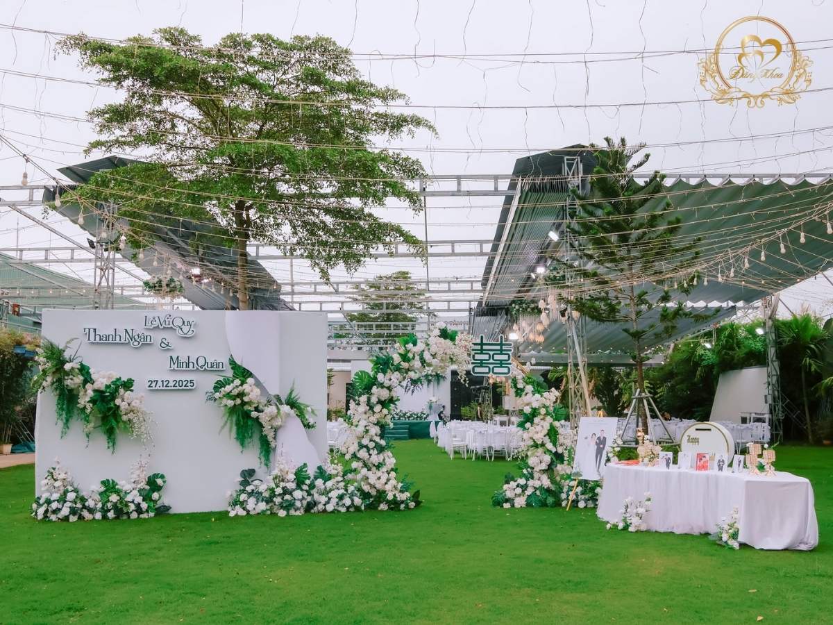 Tổng quan không gian ngoài trời Lễ Vu Quy phong cách garden trên nền cỏ xanh.