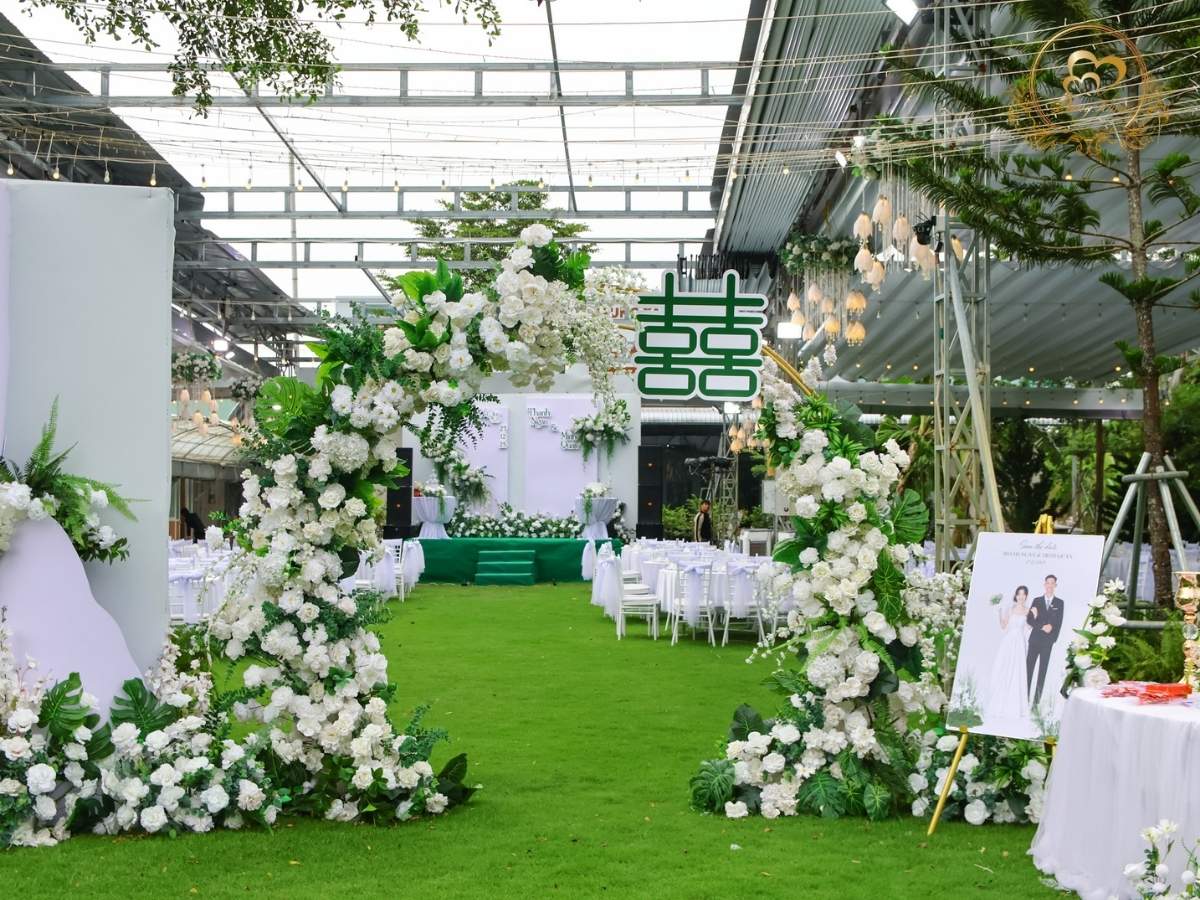 Cổng hoa cưới được thiết kế kết hợp chữ Song Hỷ và hoa lụa hiện đại dẫn lối vào tiệc.