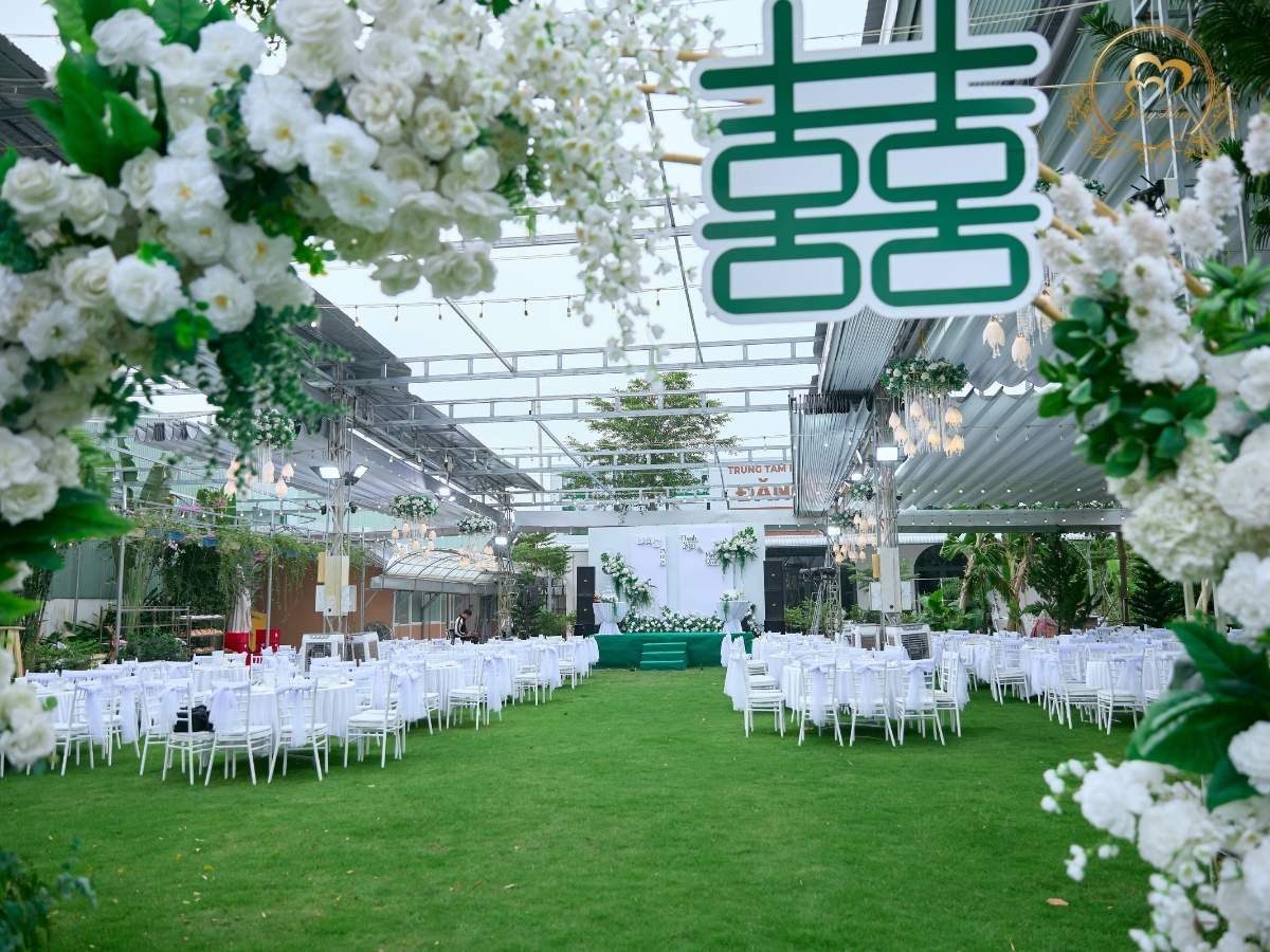 Toàn cảnh không gian tiệc cưới ngoài trời thoáng dãng tone trắng xanh.