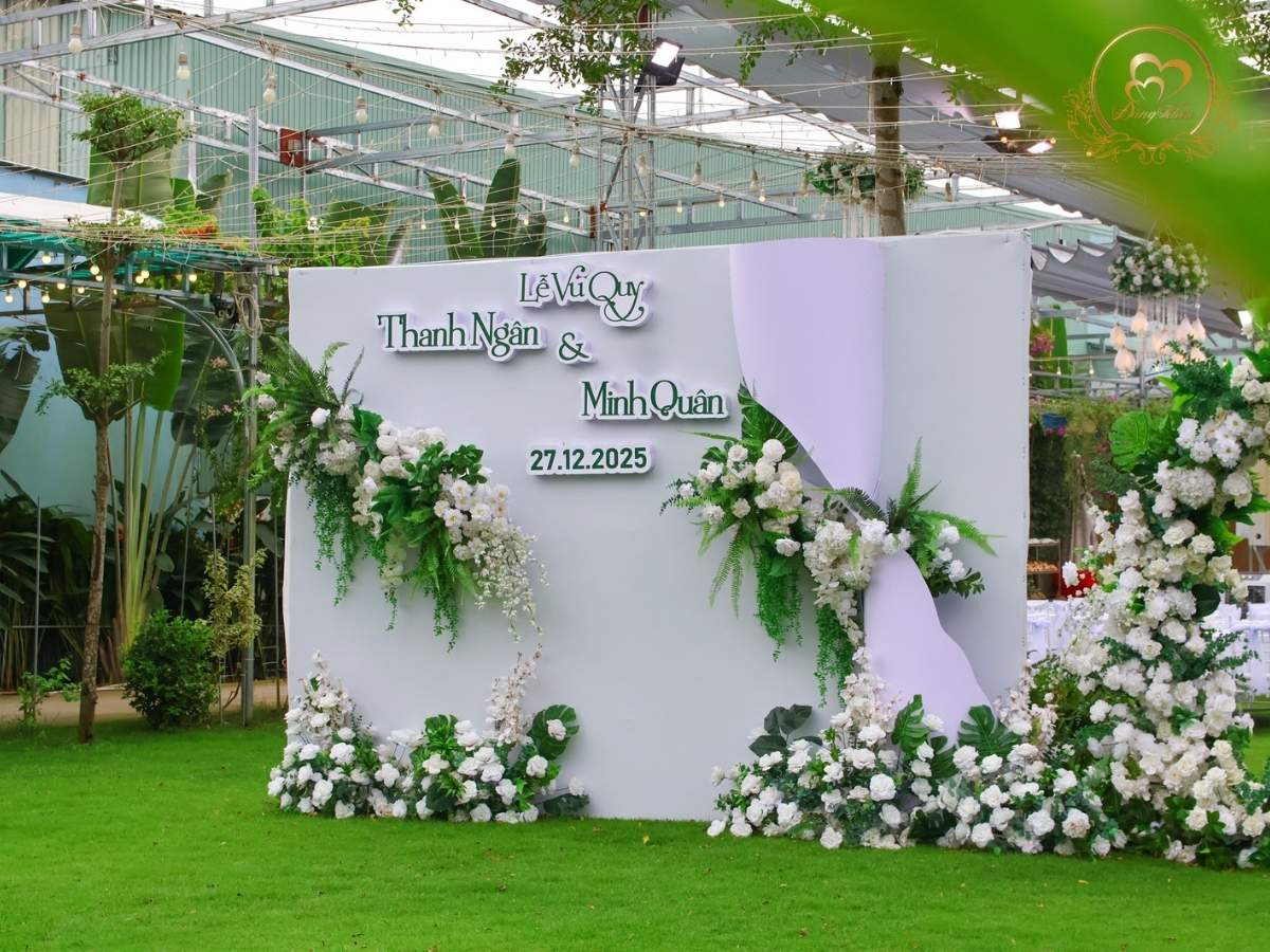 Backdrop chụp hình Lễ Vu Quy tone trắng xanh hiện đại.