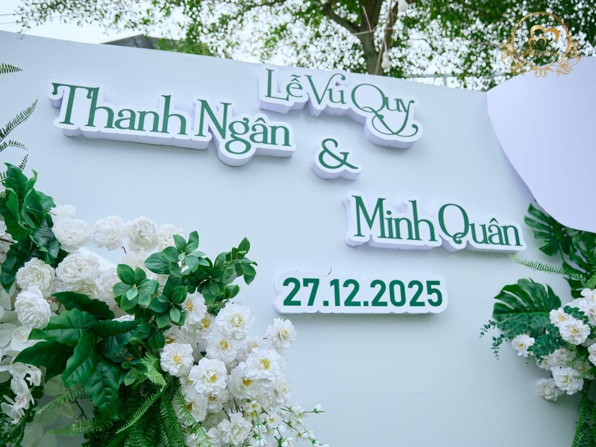 Thiết kế chữ nổi Thanh Ngân & Minh Quân trên backdrop chụp hình tone trắng hiện đại.