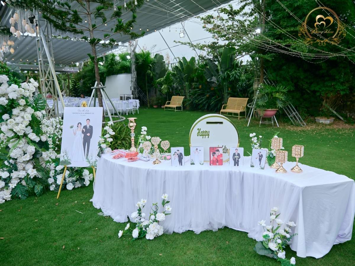 Trang trí bàn gallery và ảnh cổng cưới ngoài trời phong cách rustic.