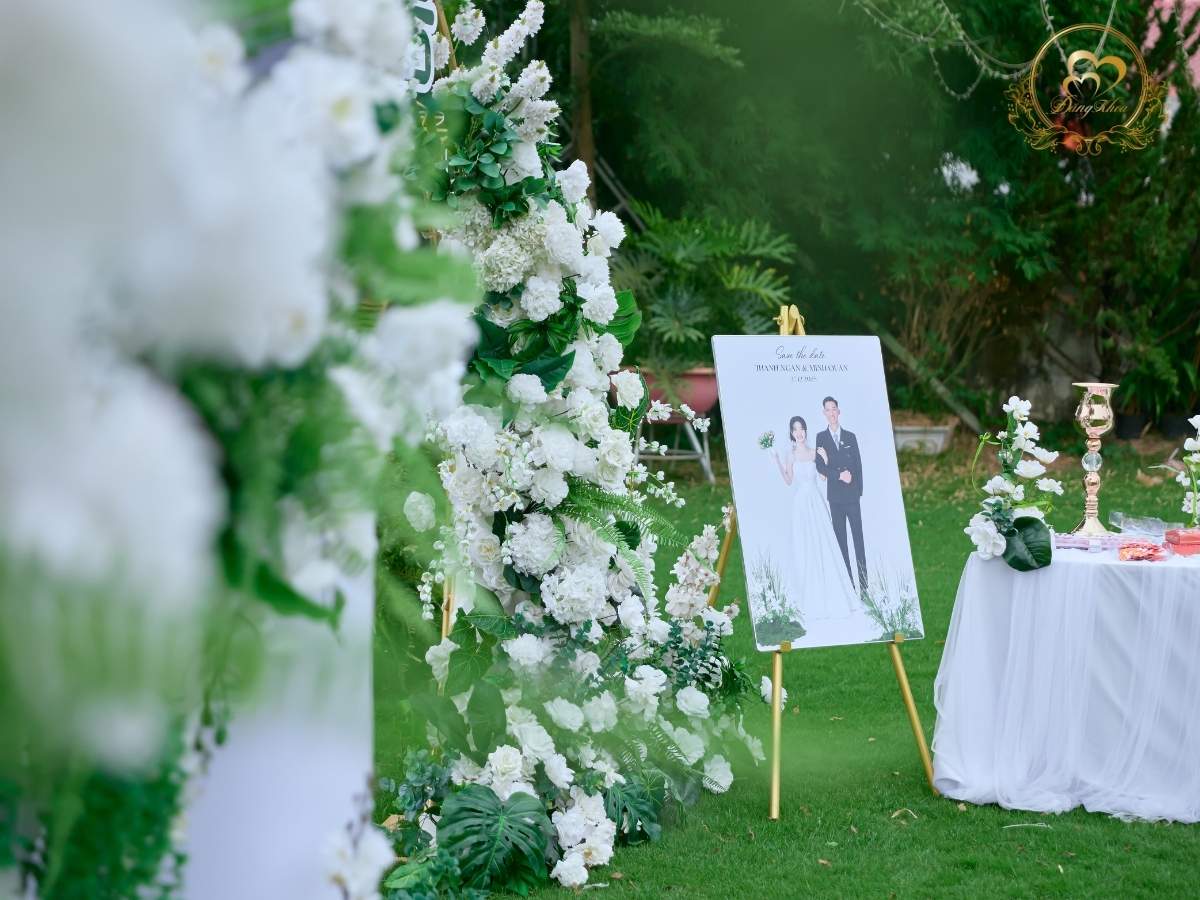 Trang trí hoa tươi lối đi & welcome tiệc cưới ngoài trời.