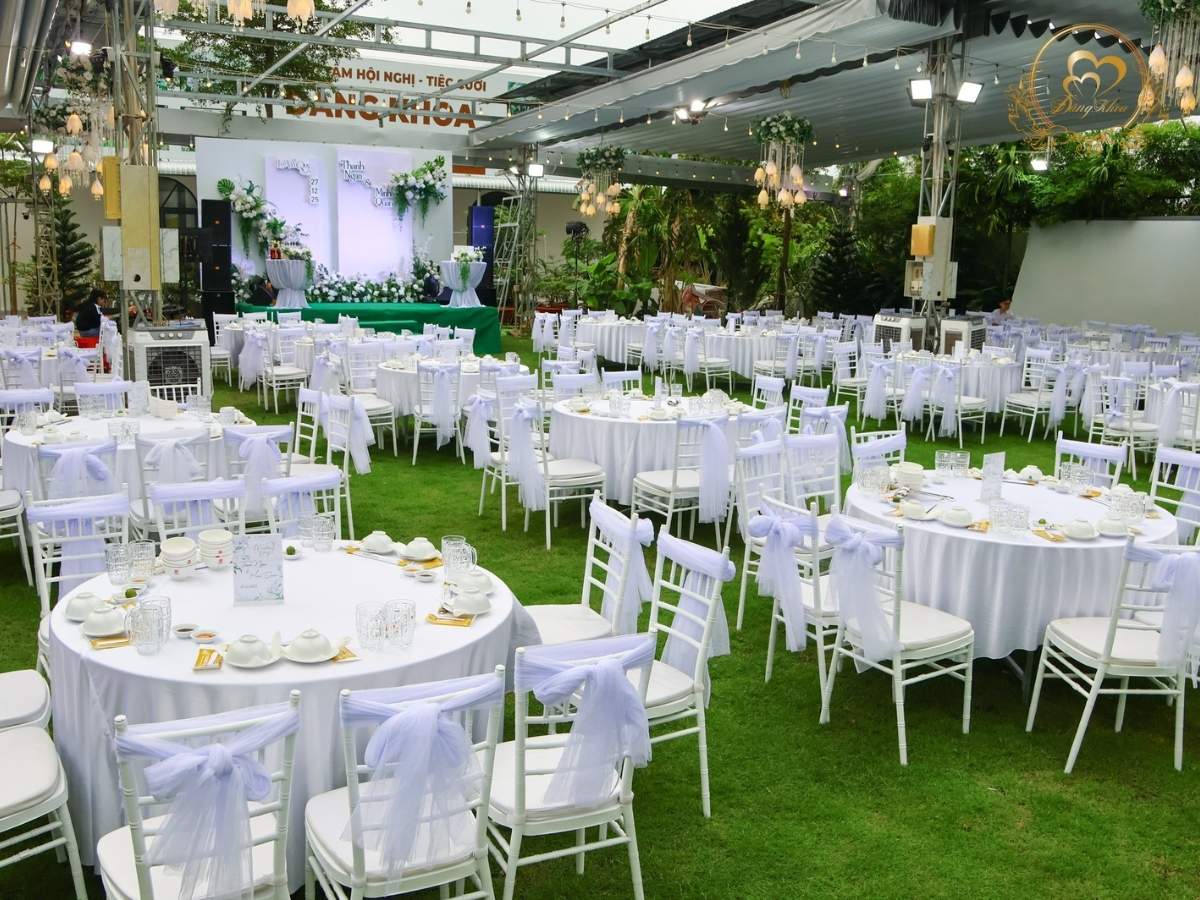 Toàn cảnh không gian tiệc cưới garden thoáng đãng với bộ bàn ghế tiffany tone trắng.