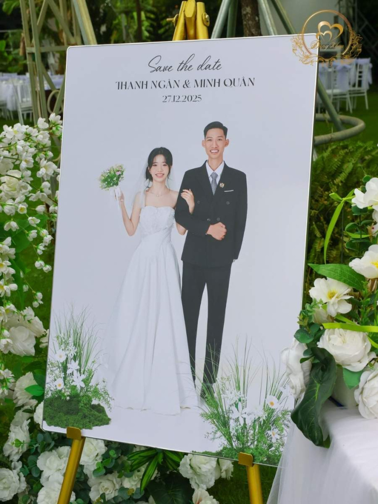 Bảng welcome và ảnh cưới để cổng trang trí hoa tươi.