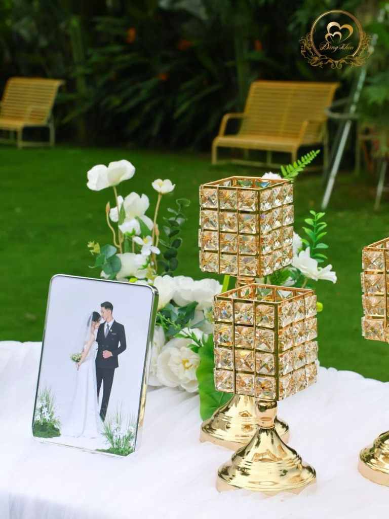 Chi tiết trang trí bàn gallery và chân nến pha lê vàng.