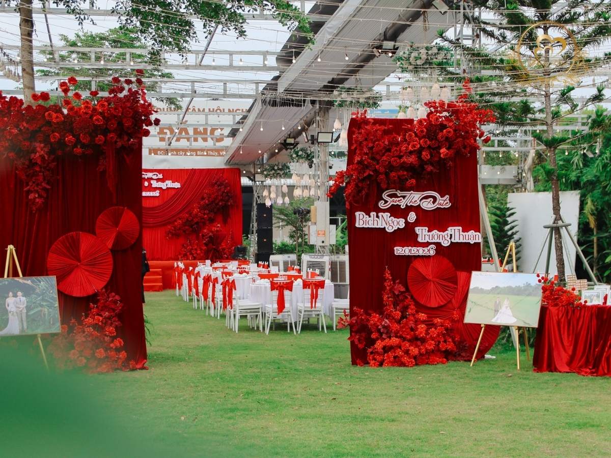Cổng hoa cưới ngoài trời tone đỏ.