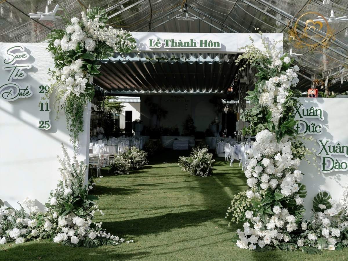 Cổng hoa cưới ngoài trời tone trắng tinh khôi.