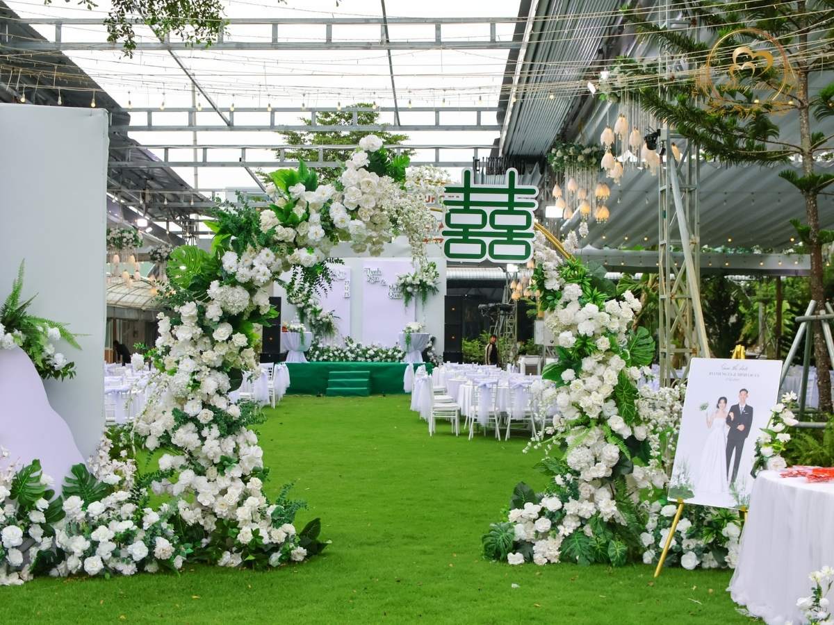 Cổng hoa cưới ngoài trời tone trắng xanh lá.