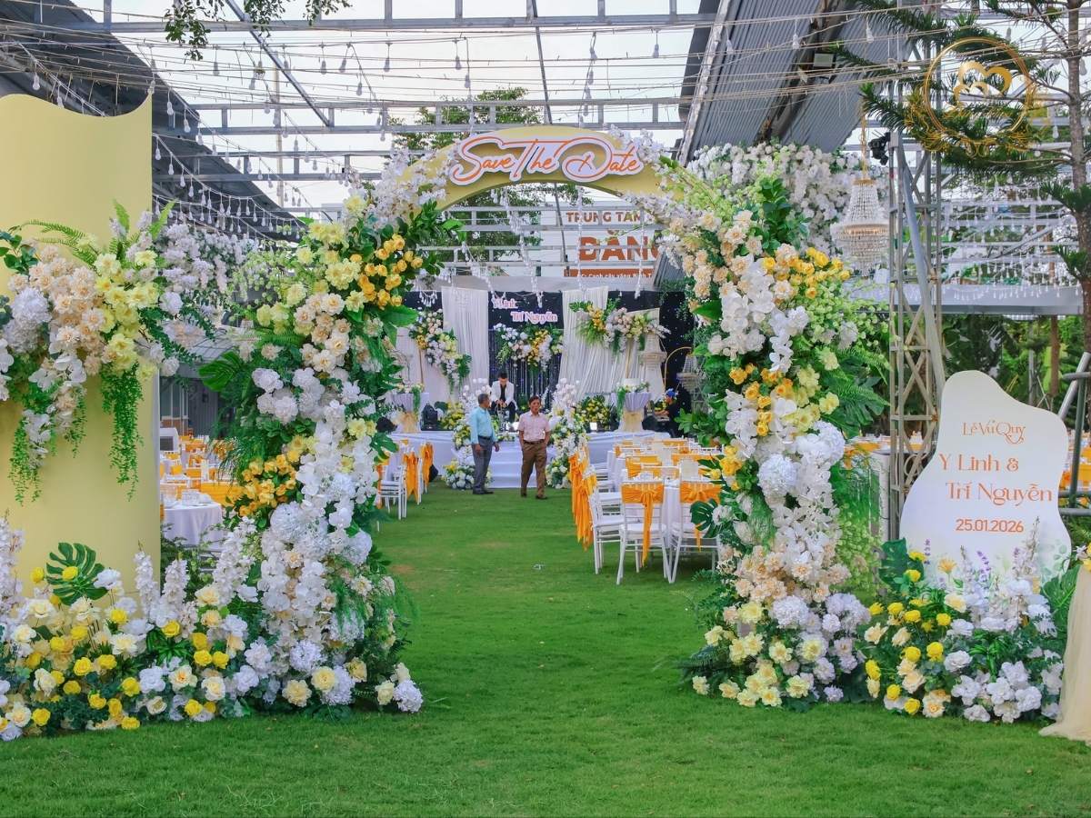 Cổng hoa cưới ngoài trời tone vàng trắng.