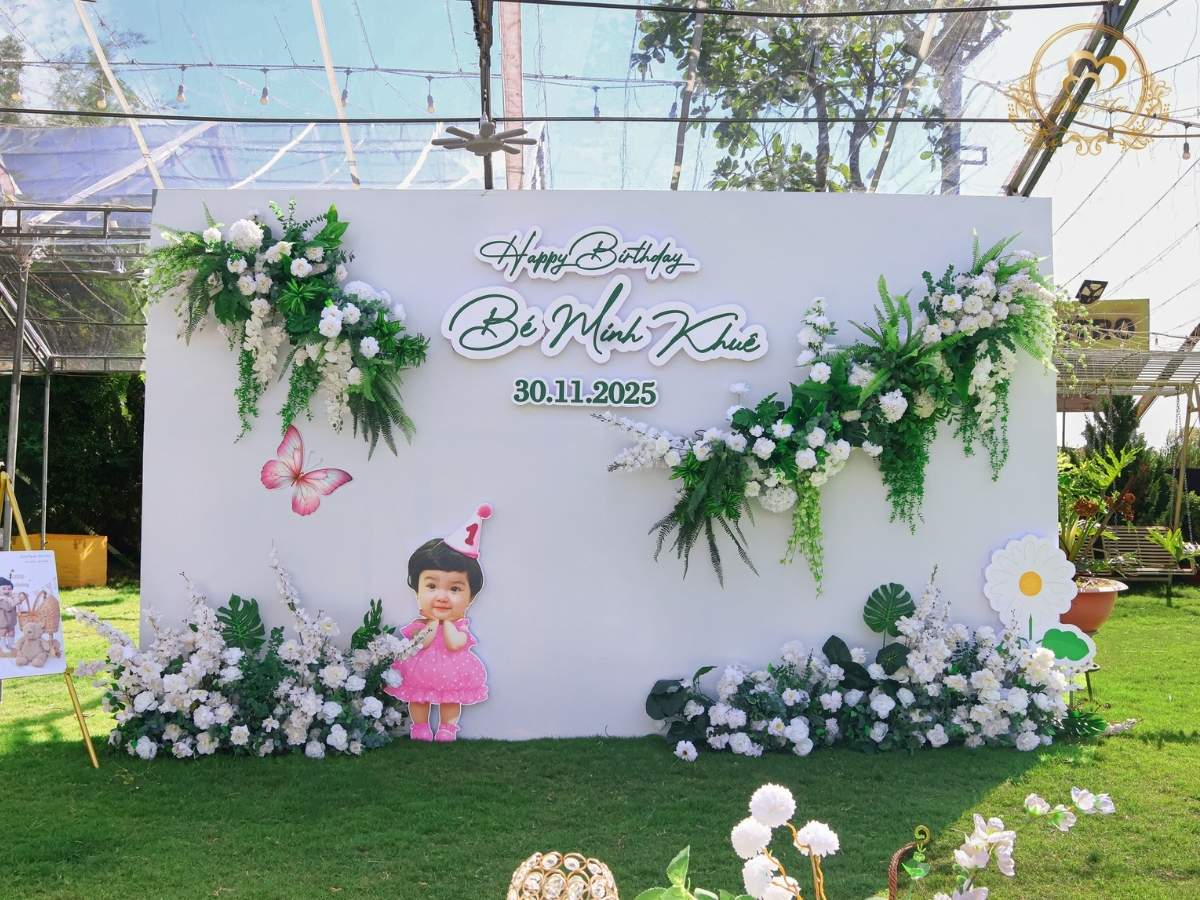 cuoi-hoi-dang-khoa-phong-chup-hinh-happy-birthday