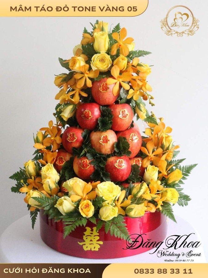Mâm táo đỏ & hoa tươi tone vàng 05