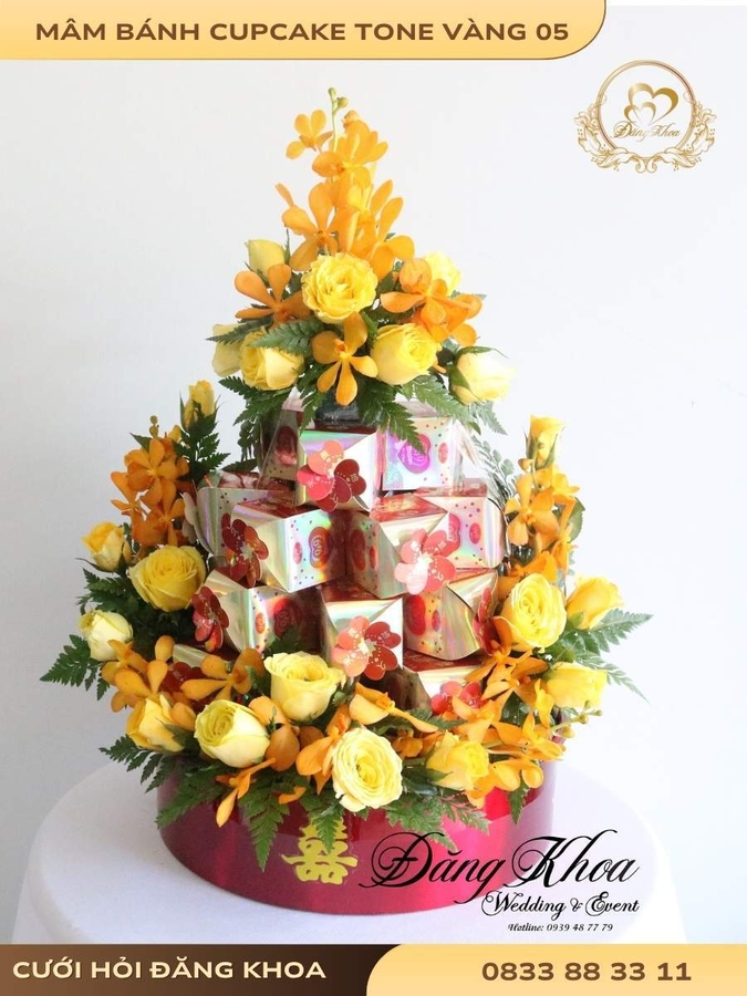 Mâm bánh cupcake & hoa tươi tone vàng 05