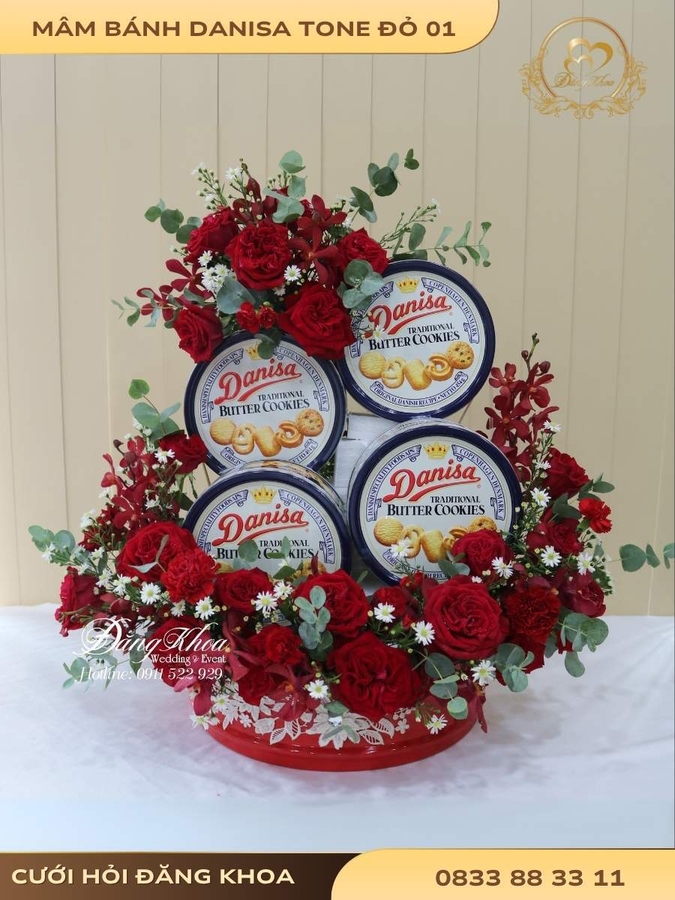 Mâm bánh danisa & hoa tươi tone đỏ 01